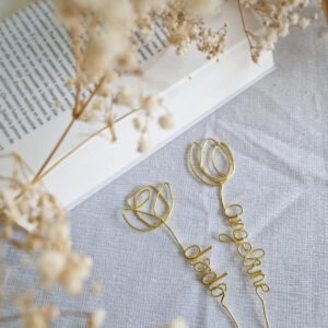 Marque-page personnalisé en fil doré – Fleur & prénom