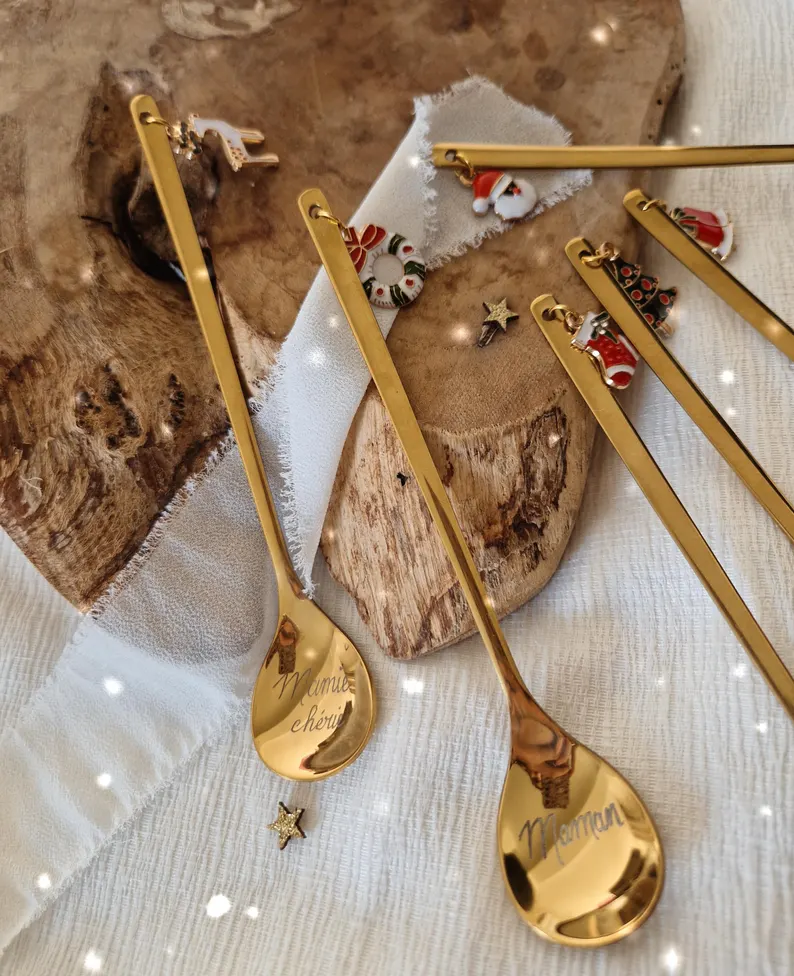 Cuillères de Noël dorées gravées