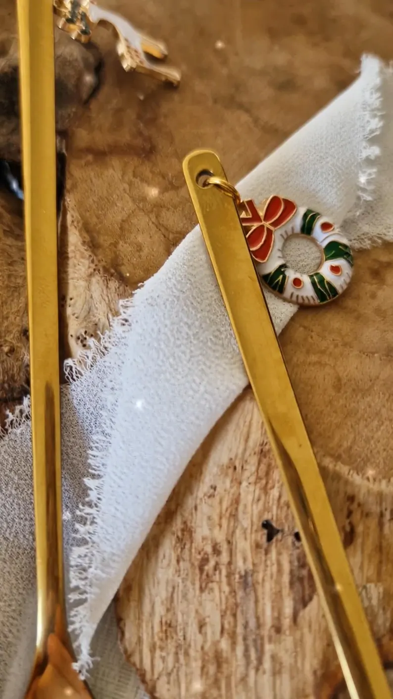 Cuillères de Noël dorées gravées – Image 3