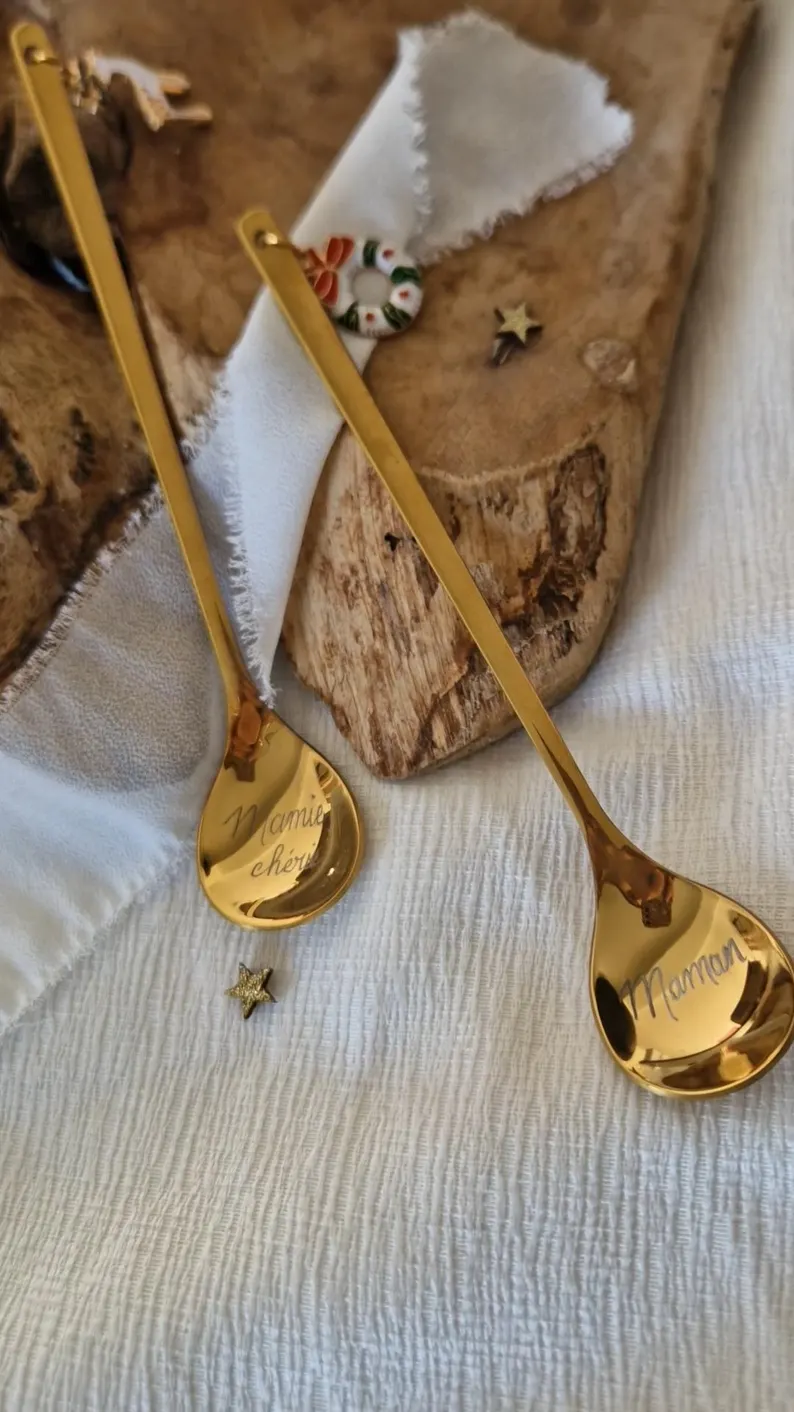 Cuillères de Noël dorées gravées – Image 4