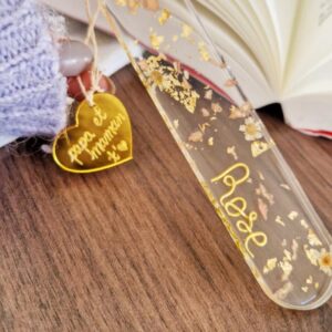 Marque-page en résine fleurs et cœur